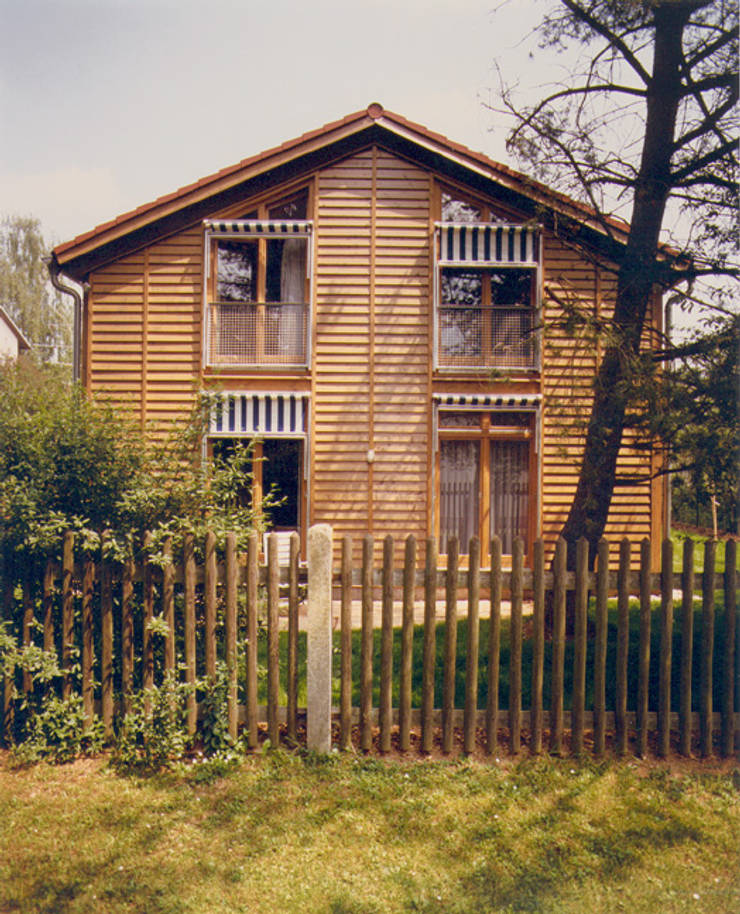 Casa di legno in stile  di Architekturbüro Michael Bidner