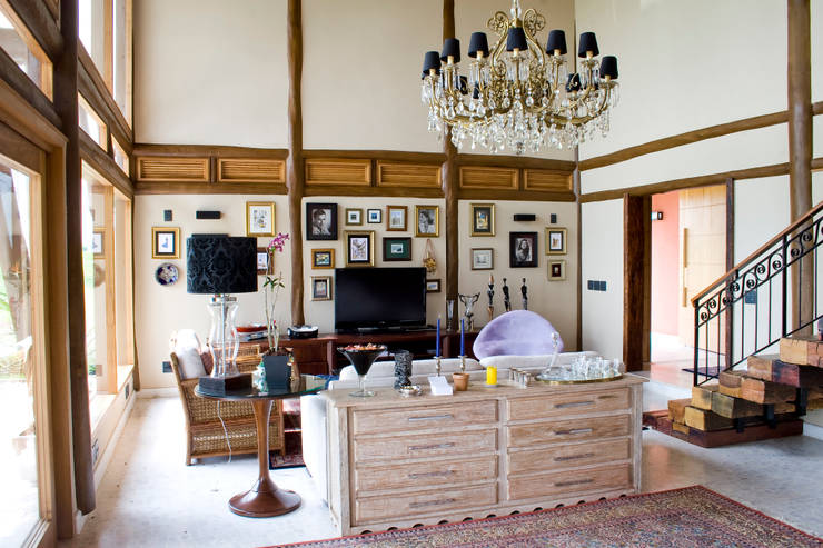 Salas / recibidores de estilo  por VERRONI arquitetos associados