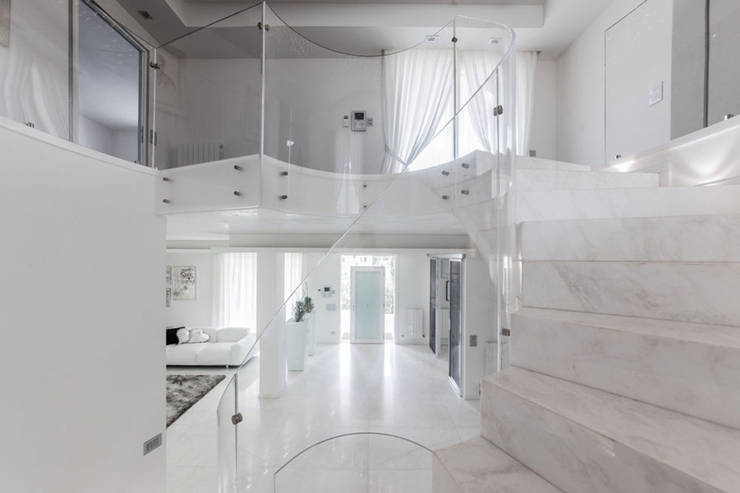 Projekty,  Korytarz, przedpokój zaprojektowane przez Morelli & Ruggeri Architetti