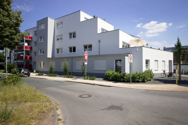 Casas multifamiliares de estilo  por Architektur- und Ingenieurbüro Dipl.-Ing. Rainer Thieken GmbH