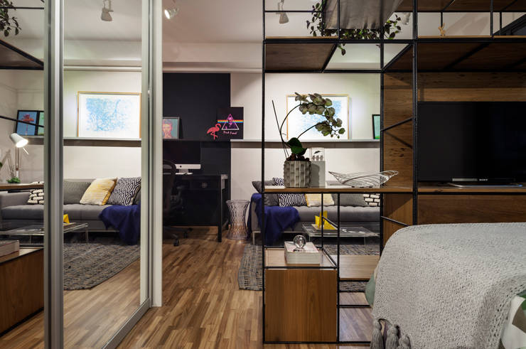 Divisão de Ambiente com Móvel metálico e madeira - Moderno e Contemporâneo: Salas de estar  por Decoradoria