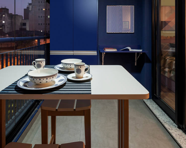 Cozinha Azul Integrada com a Varanda Moderna e Contemporânea: Armários e bancadas de cozinha  por Decoradoria