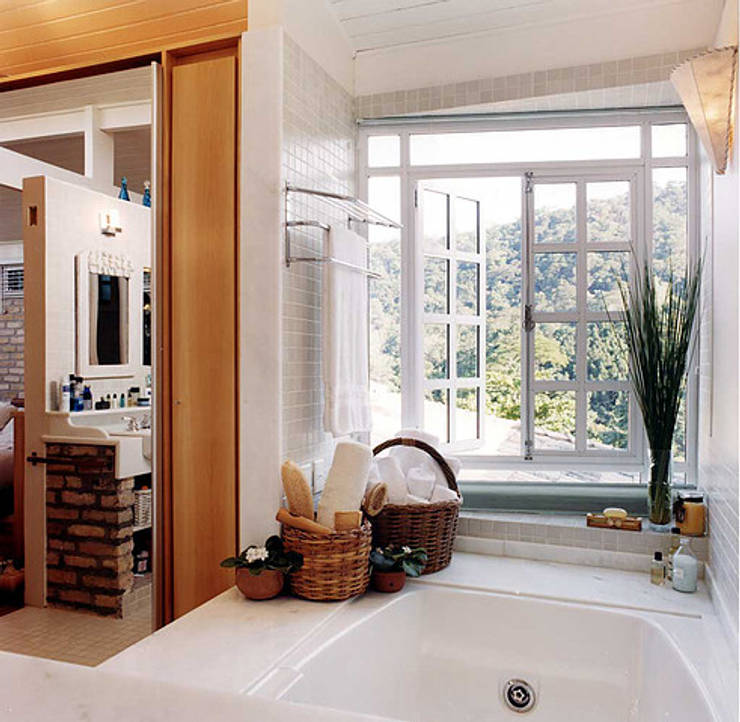 Ванные комнаты в . Автор – Maria Claudia Faro