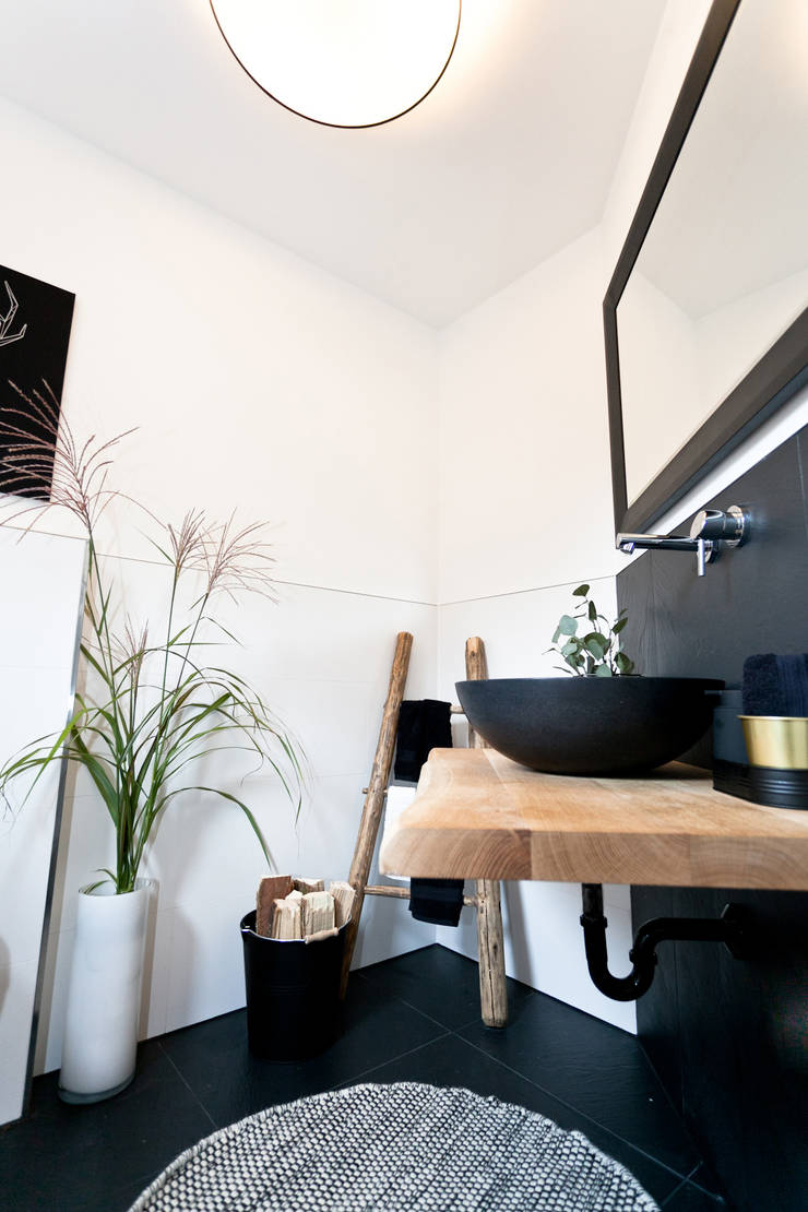 Modernes und rustikales Gäste WC von Banovo GmbH | homify