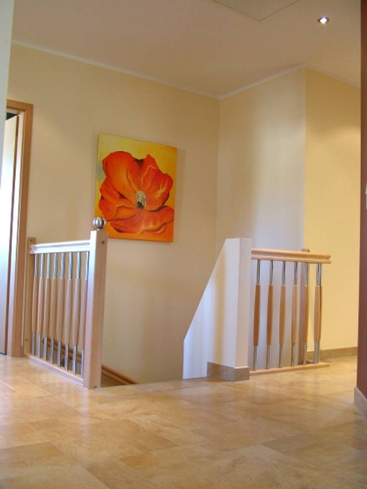 Pasillos y vestíbulos de estilo  por SCHOß INGENIEUR GmbH