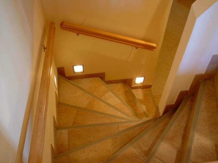 Pasillos y vestíbulos de estilo  por SCHOß INGENIEUR GmbH