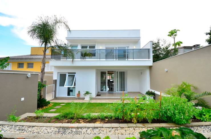 现代风独栋别墅: 一间充满自然采光的明亮系住宅