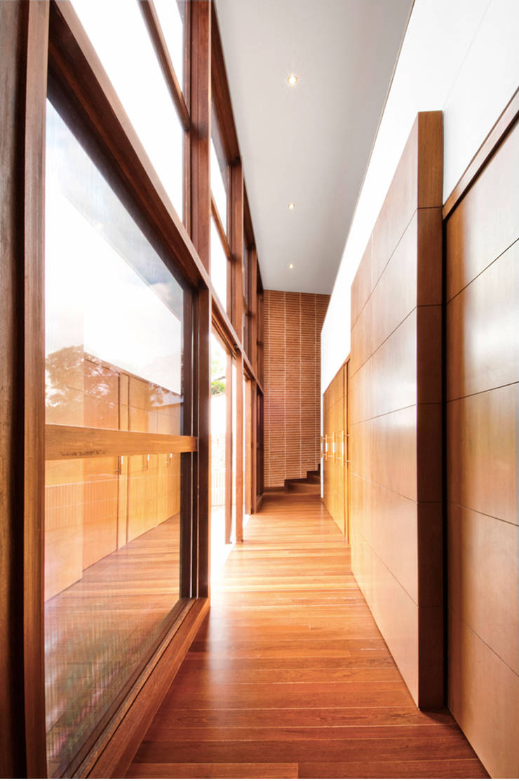 Projekty,  Korytarz, przedpokój zaprojektowane przez FR ARQUITECTURA S.A.S.