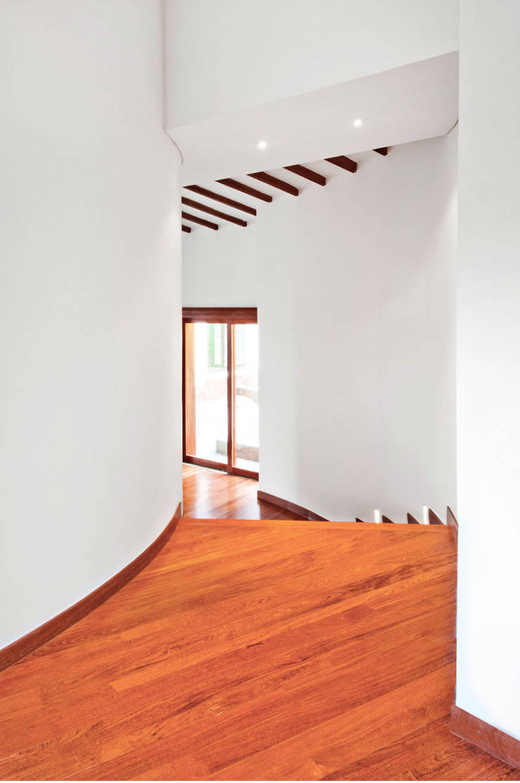 Projekty,  Korytarz, przedpokój zaprojektowane przez FR ARQUITECTURA S.A.S.