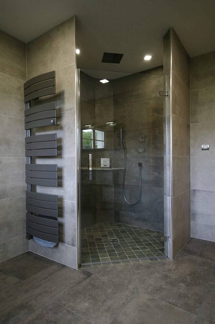 Salle d'eau spacieuse douche italienne avec encastrée par RG Intérieur homify