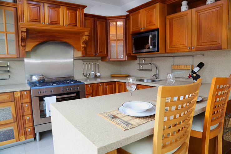 COCINA DE CEDRO de La Central Cocinas Integrales S.A de C.V | homify