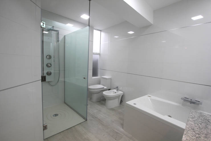 Penthouse dúplex San Isidro: Baños de estilo  por Artem arquitectura