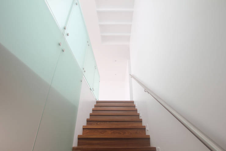 Penthouse dúplex San Isidro: Escaleras de estilo  por Artem arquitectura