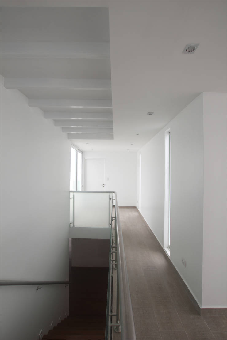 Penthouse dúplex San Isidro: Pasillos y vestíbulos de estilo  por Artem arquitectura