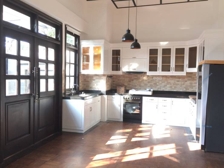 Cocinas integrales de estilo  por Kahuripan Architect