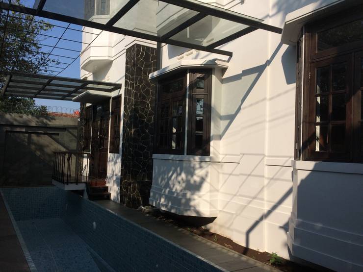 Casas unifamiliares de estilo  por Kahuripan Architect