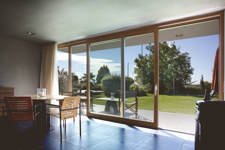 Hebe-Schiebe-Türen in Holz und Aluminium-Holz für nahtlosen Panoramablick, Kneer GmbH, Fenster und Türen Kneer GmbH, Fenster und Türen Moderne Fenster & Türen