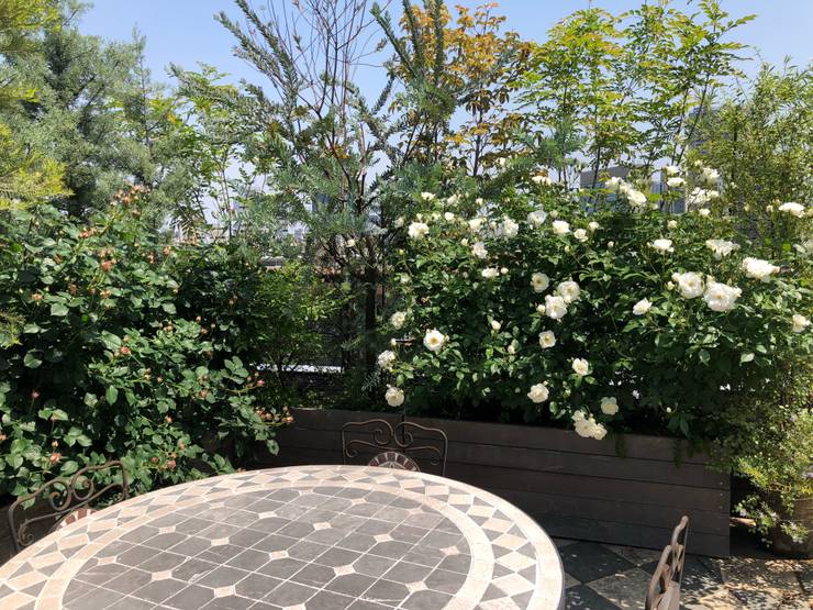  Hiên, sân thượng by 株式会社ムサ・ジャパン　ヴェルデ