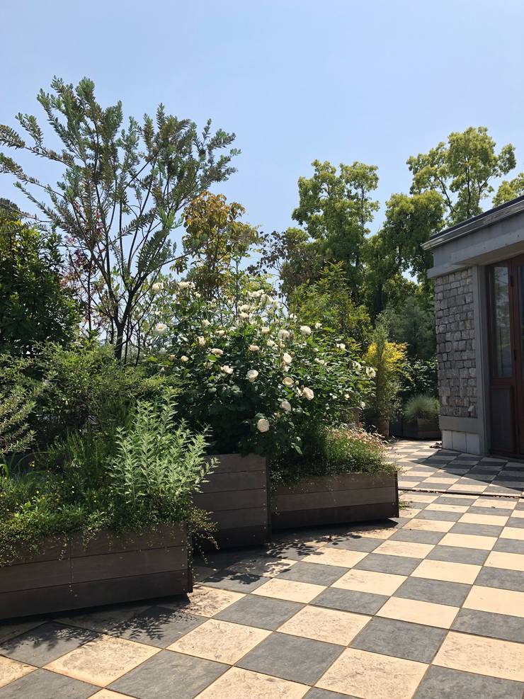  Hiên, sân thượng by 株式会社ムサ・ジャパン　ヴェルデ