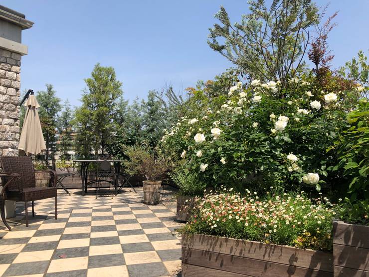  Hiên, sân thượng by 株式会社ムサ・ジャパン　ヴェルデ