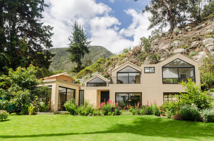 Casas de campo de estilo  por ARCE S.A.S
