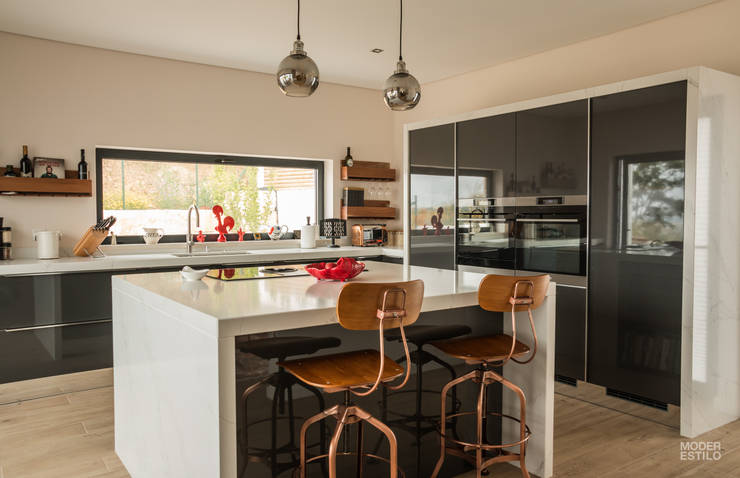 Marble Simplicity: Cozinha  por Moderestilo - Cozinhas e equipamentos Lda