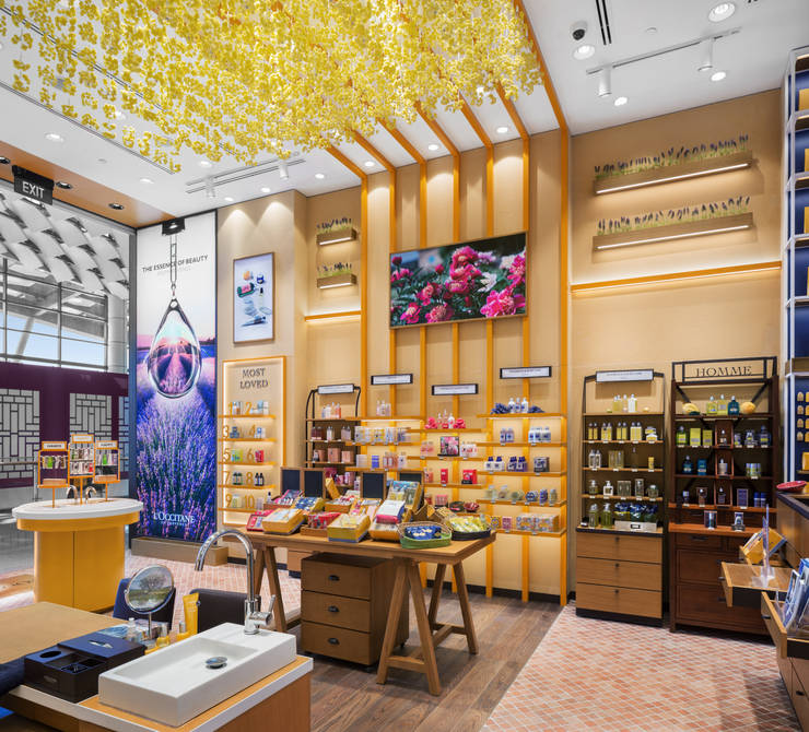 L'Occitane en Provence - Vattanac Capital: by DMR DESIGN AND BUILD SDN. BHD.