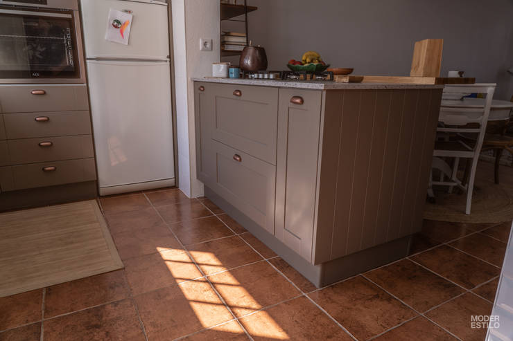 Qualidade moderna com um toque rústico: Cozinha  por Moderestilo - Cozinhas e equipamentos Lda