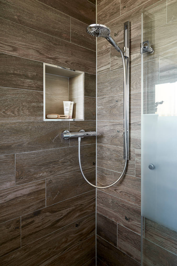 Stilvoll und gemütlich - Bad in Holzoptik von Banovo GmbH | homify