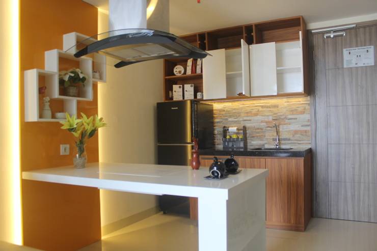 Galeri Ciumbuleuit III - Tipe 3 bedroom: Unit dapur by POWL Studio