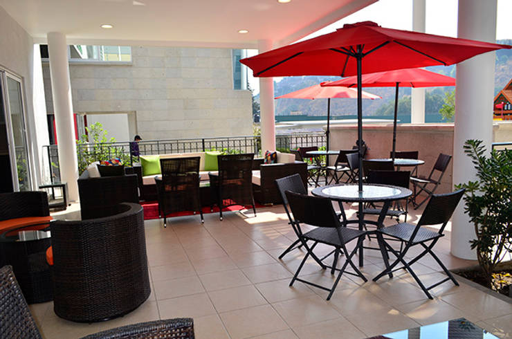 Parque Residencial Los Azulejos: Terrazas de estilo  por Bienes Raices Gaia