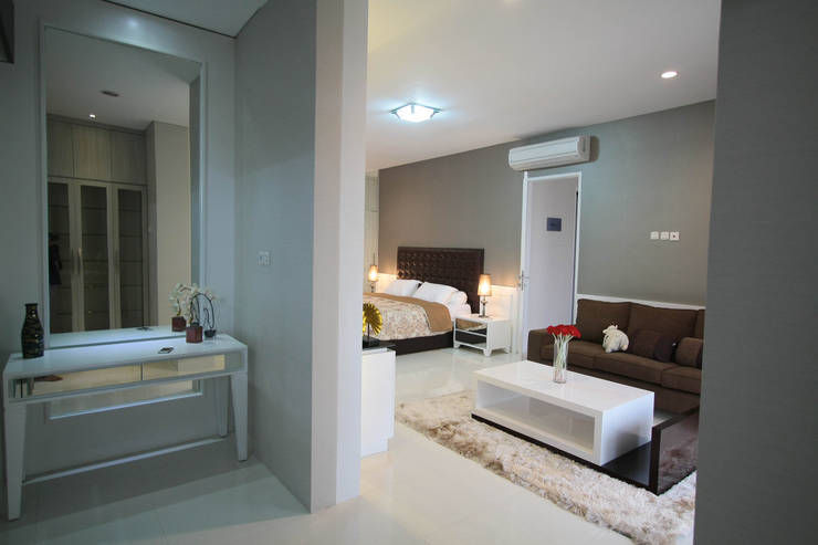 Rumah Raffles Hills Cibubur: Ruang Ganti by Exxo interior