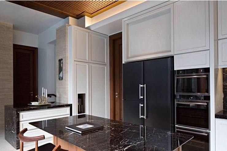 Island Table: Dapur by ARF interior