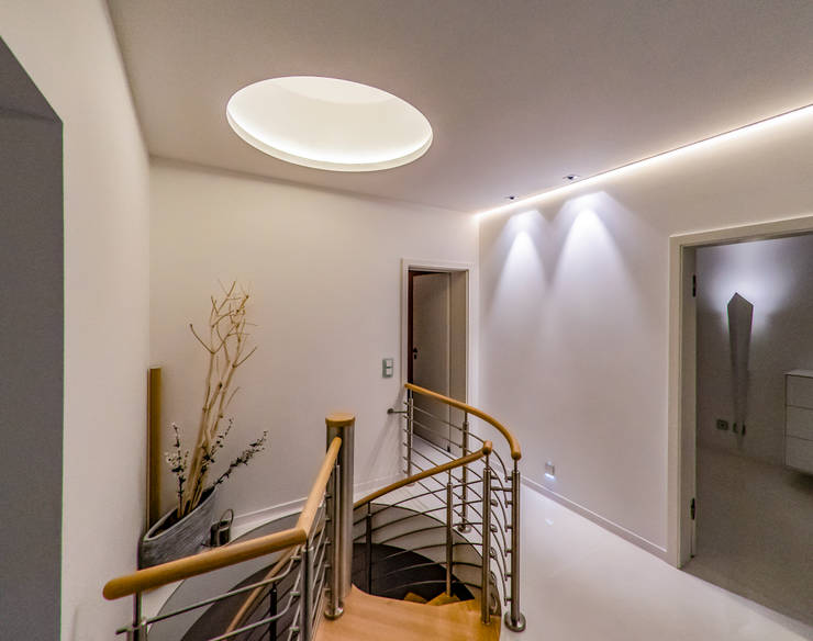 Perfekt beleuchteter Flur: Flur & Diele von Moreno Licht mit Effekt - Lichtplaner Perfekt beleuchteter Flur: Flur & Diele von Moreno Licht mit Effekt - Lichtplaner
