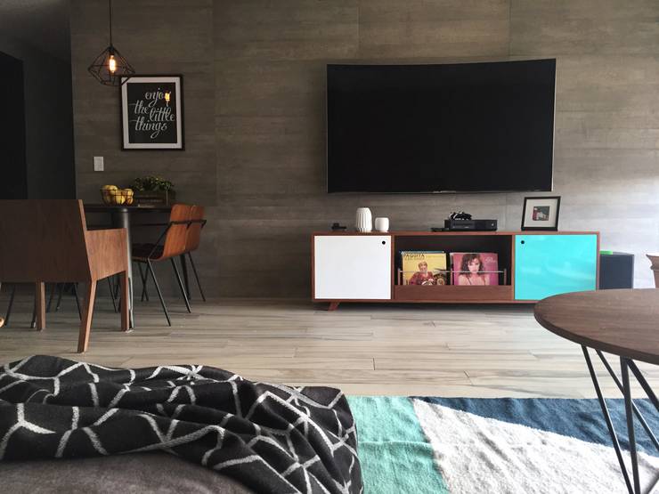 Colored Tv stand: Salas de estilo  por S P A C E L A B 