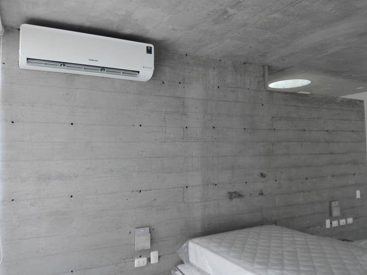 Unidad Evaporadora en Dormitorio principal: Cuartos pequeños  de estilo  por TECNOCLIMA INGENIEROS EIRL