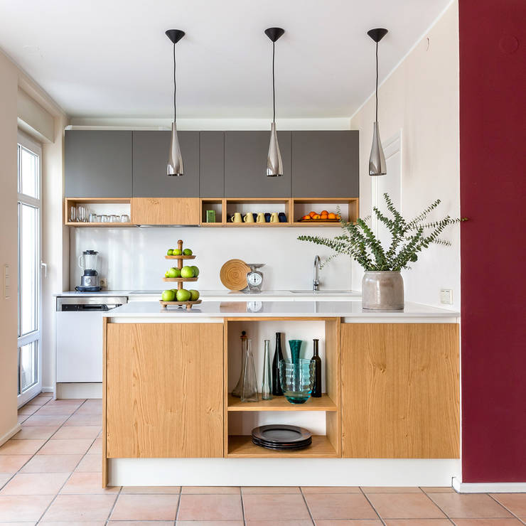 Wohnküche CONSCIOUS DESIGN - Interiors by Nicoletta Zarattini Einbauküche Quarz Mehrfarbig Küche,Holz,Laminat,Fenix,Rosé,Dunkelrot,Wohnküche, Tresen, Design, Modern, Parkett, Möbel, boden, wohnideen, Innendesign, Innenarchitektur, Interior, Interior design,interior-design, interiordesign, , Berlin
