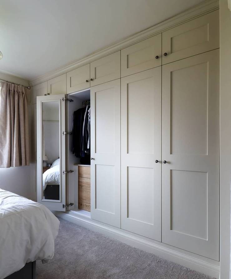 CLOSETS, atg studio atg studio 北欧デザインの ドレッシングルーム 無垢材 白色