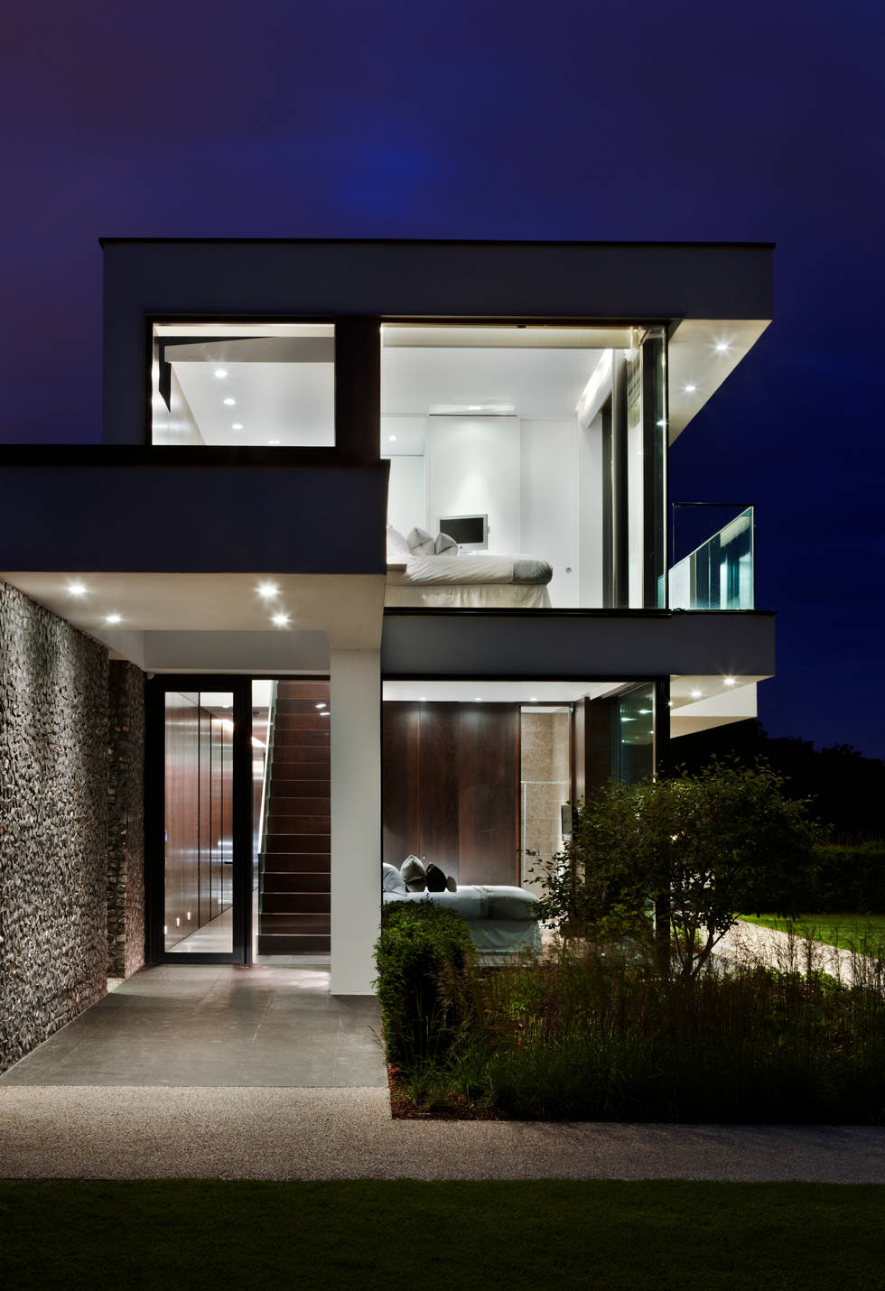 Потрясающий дом в стиле минимализм- фотографии
				
