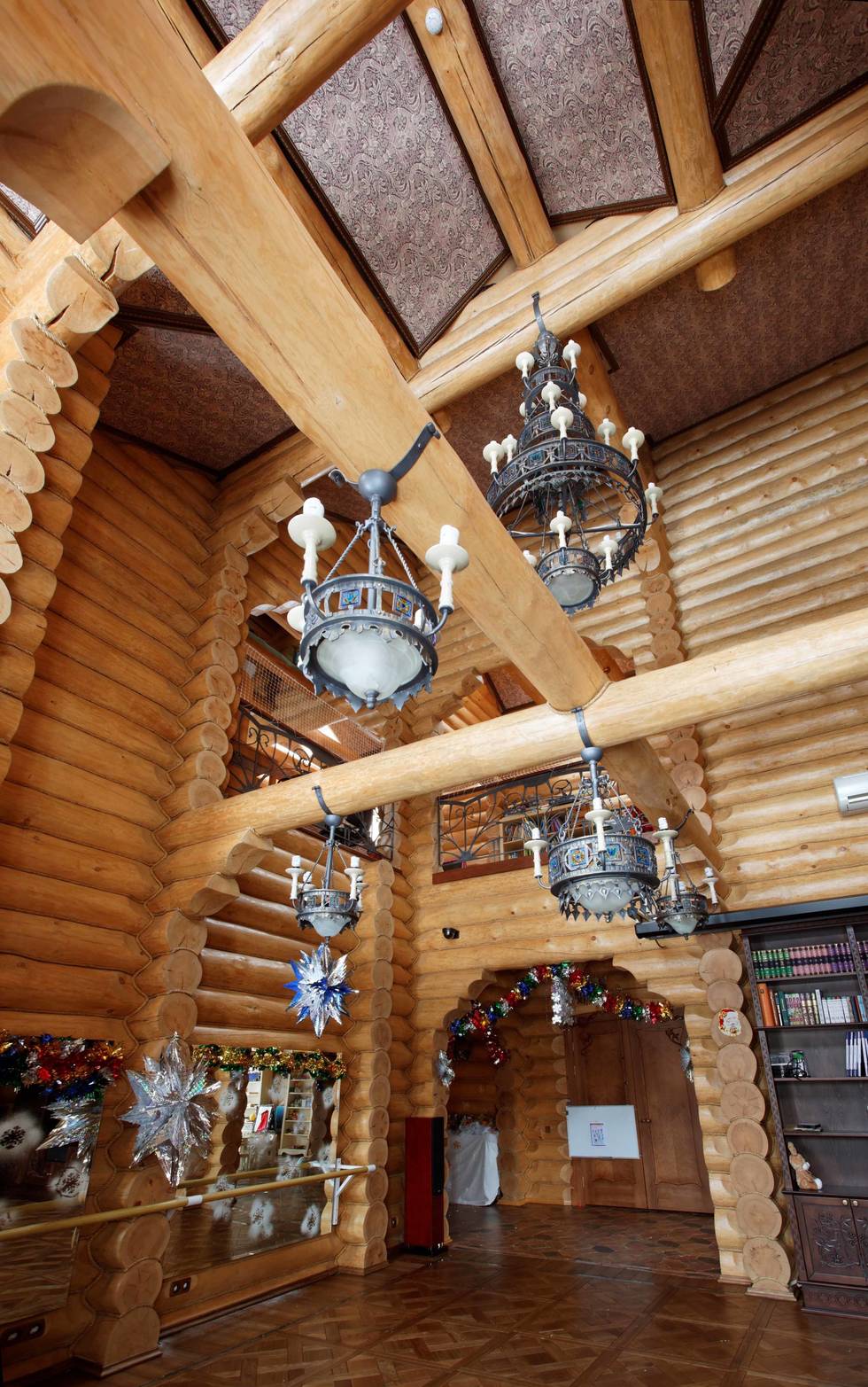 Роскошный деревянный дом в Москве- фотографии
				