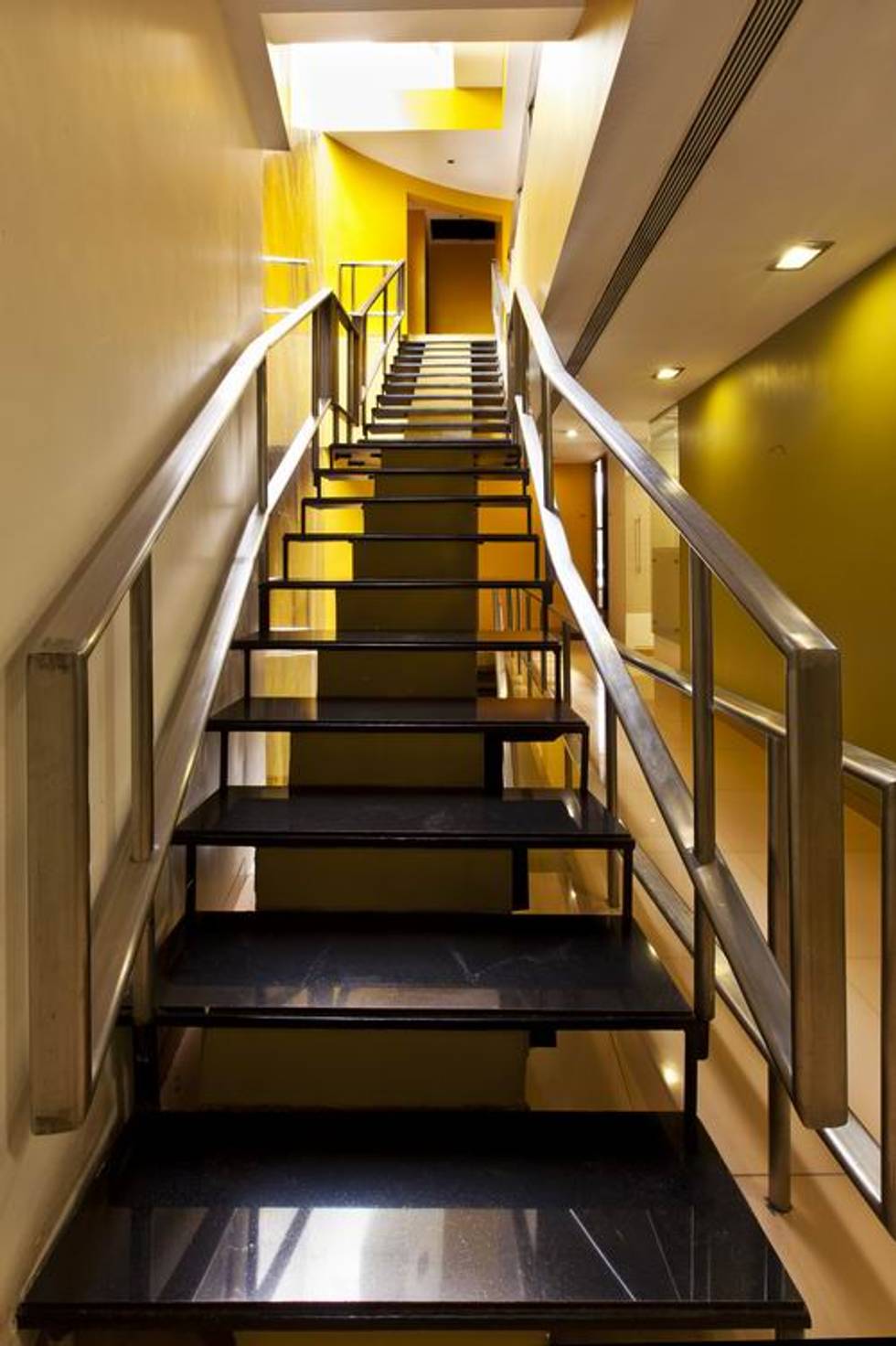 На фото - 15 современных примеров металлических лестниц
				