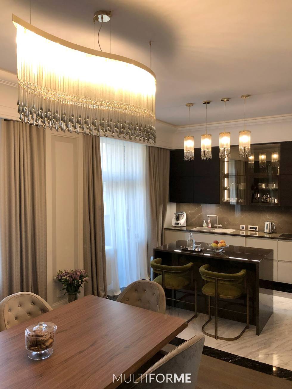 Дизайн кухни гостиной с люстрами из муранского стекла в Москве