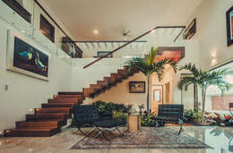 Pasillo, hall y escaleras de estilo  por Básico arquitectura