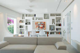  Ruang Keluarga by DEFPOINT STUDIO   architettura  &  interni