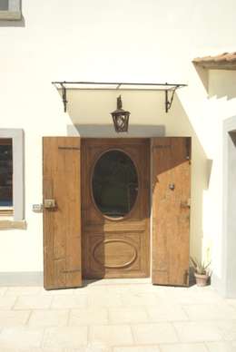 Puertas y ventanas de estilo rústico por arch. Fabrizio Di Sangro
