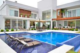 Residencia Unifamiliar: Piscinas tropicais por Marcelo John Arquitetura e Interiores
