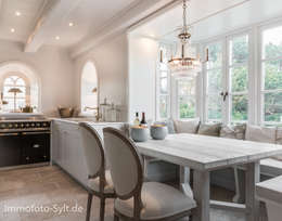 Salas de jantar campestres por Immofoto-Sylt