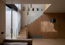 Pasillo, hall y escaleras de estilo  por Viewport Studio