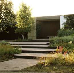 Un ingresso suggestivo con le scale esterne di design Scale esterne per ville