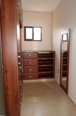 Vestidores: Vestidores y closets de estilo rústico por Amarillo Interiorismo